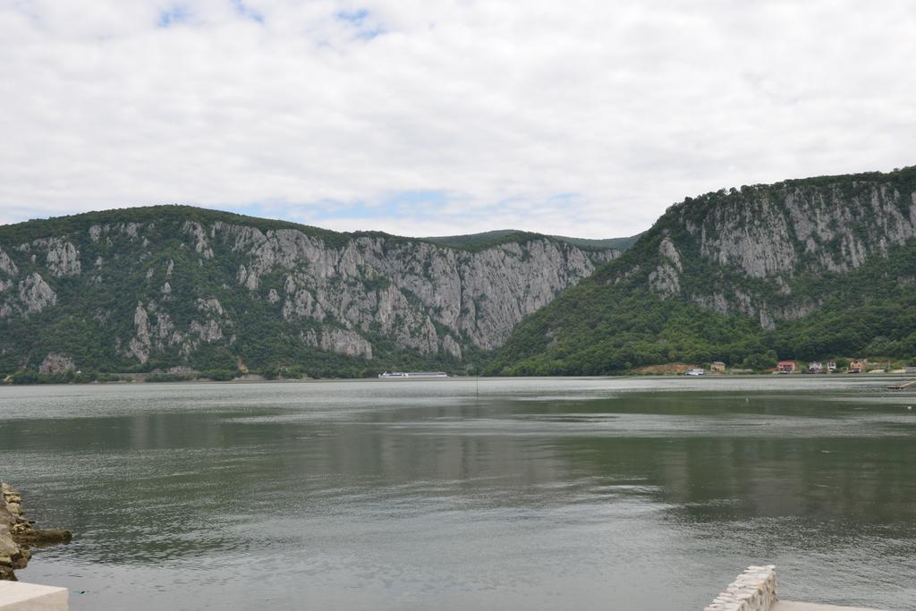 Vila Golful Dunarii Dubova Esterno foto